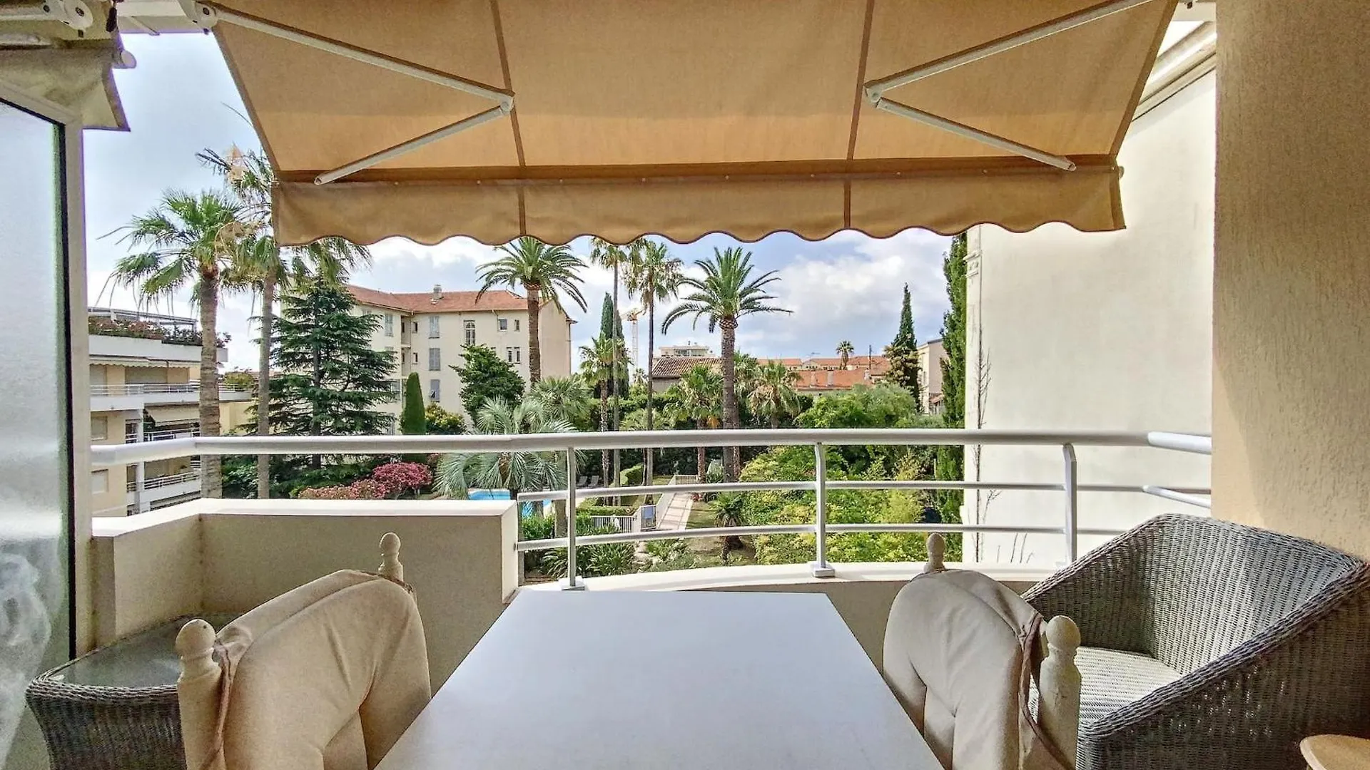 Cannes - 3 Pieces A 15Mn Palais